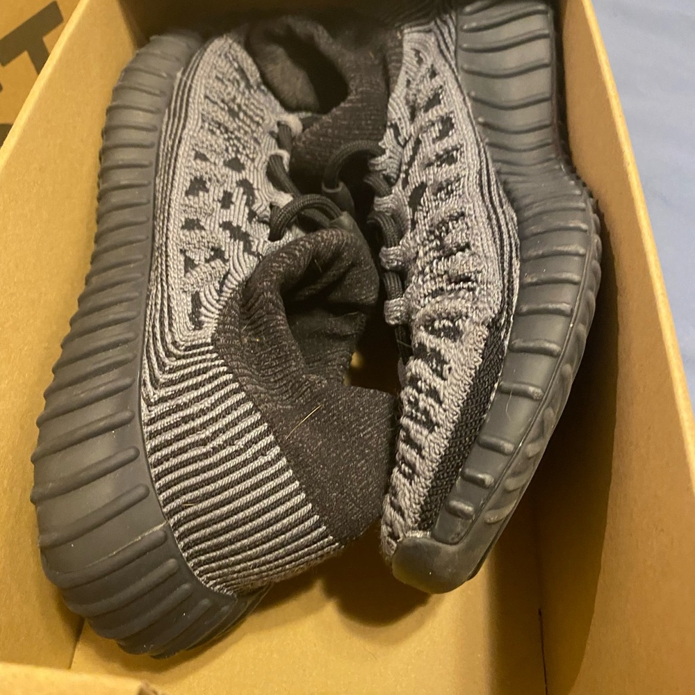 Adidas Yeezy boost 350 v2’s size 6 1/2